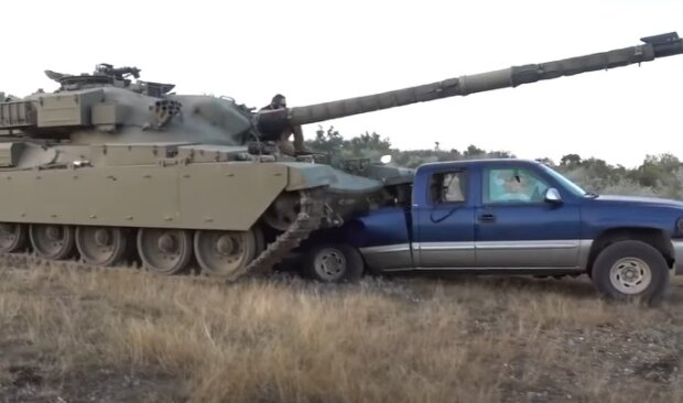 Просто звірі: росіяни катаються на танках по дворах і тиснуть машини українців. Відео