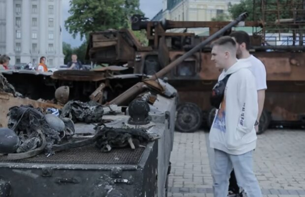 Нехай побачить кожен: у Києві виставили напоказ спалену російську техніку. Відео