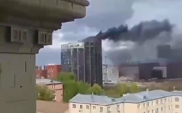 Москва палає: небо закрило чорним димом. Люди в паніці. Відео