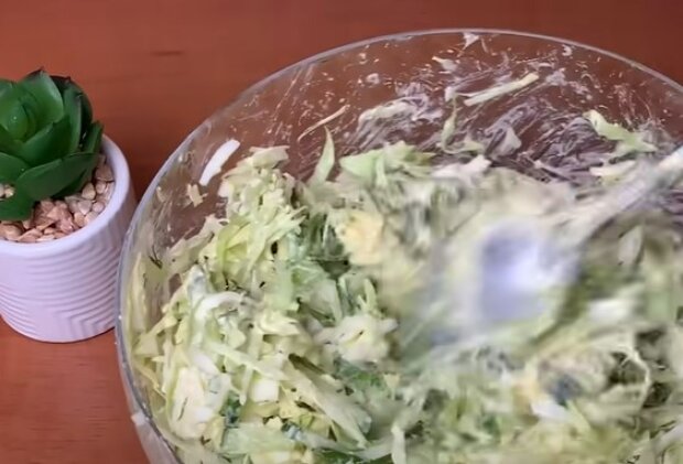 Вся справа в заправці: рецепт обалденного салату з капусти і яєчних жовтків