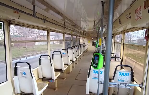Пассажиры подождут: харьковский водитель трамвая отличился “фокусом”, чтобы покурить с другом