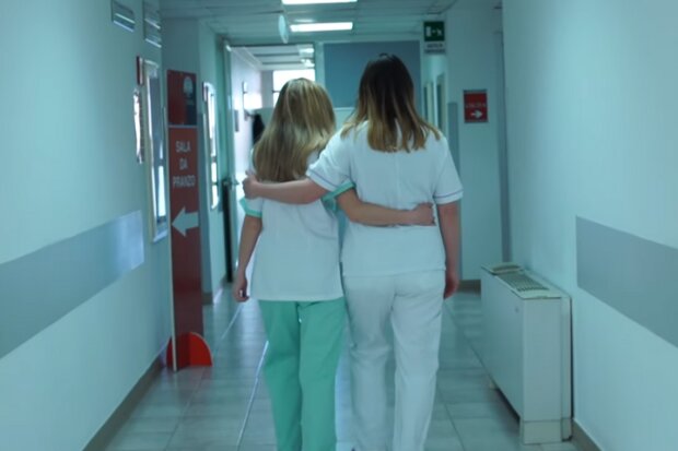 В видеоролике «Послание мира» украинская и российская медсестры обнялись, скриншот
