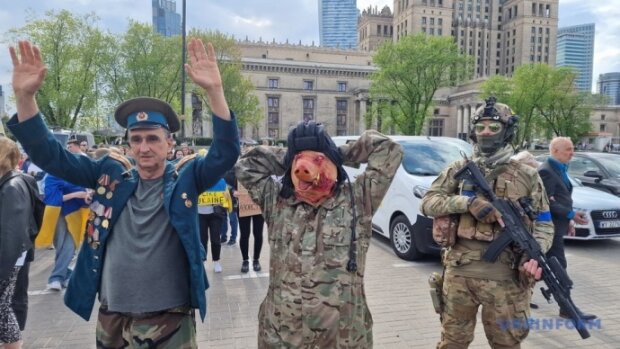 Свиносолдати: у Варшаві прямо на вулиці висміяли російських солдатів. Фото