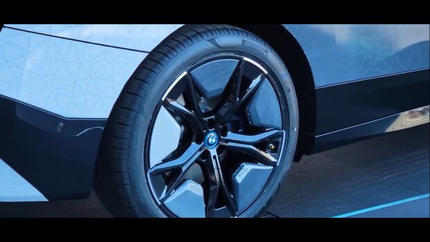 В сети показали новейший BMW, который способен менять цвет кузова. Фото
