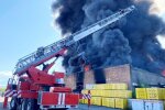 Небо почернело от дыма: в России пылают склады