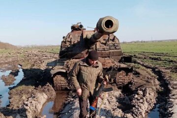 Реальная история: боец ВСУ нашел в подбитом танке россиян удивительную вещь. Ее вернули учительнице