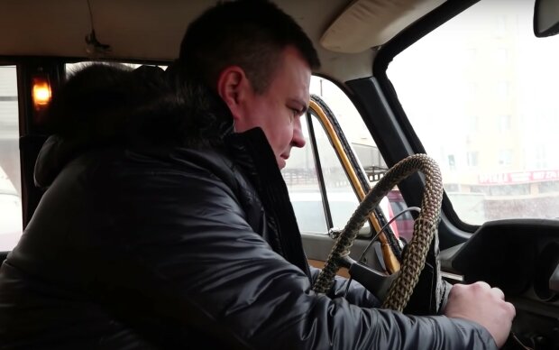 Запуск двигателя автомобиля "Москвич". Фото: скриншот Youtube-видео
