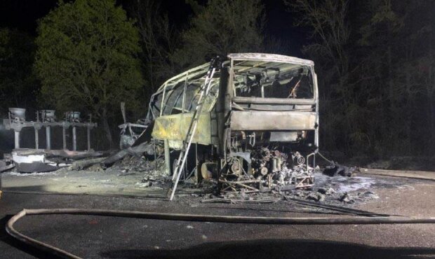 27 людей не вижили: під Рівним автобус врізався в бензовоз. Фото і відео ДТП