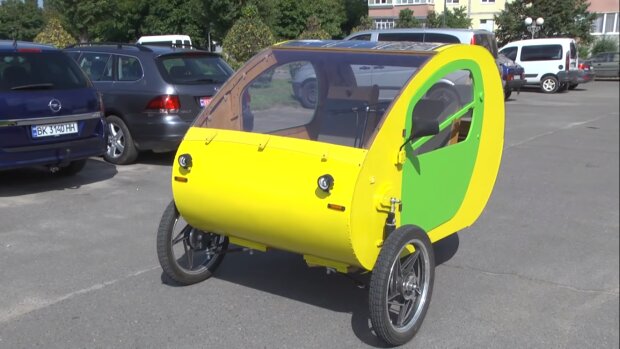 Інженерне диво. Українець створив незвичне авто з велосипедним кермом. Фото